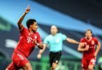 اقترب بايرن ميونخ من تحقيق الإنجاز وحلم تحقيق اللقب السادس له في بطولة دوري أبطال أوروبا , عندما فاز في المباراة التي جمعته مع اولمبيك ليون الفرنسي في الدور نصف النهائي وغلبه بنتيجة 3/0 ليضرب موعداً في النهائي مع باريس سان جيرمان الفرنسي . بدأت المباراة برغبة لدى ليون باقتناص هدف سريع عن طريق ممفيس ديباي عندما اضاع فرصة خطيرة في ( د(3 كان من الممكن أن يفتتح النتيجة للفرنسيين فيها , ليرد عليها ليو غورتيسكا بتسديدة خطيرة يتألق الحارس البرتغالي انطوني لوبيز بإبعادها , اعتمد ليون بشكل واضح على المرتدات وعكس الكرات العرضية وفي (د (16 أضاع لاعب ليون الكاميروني توكو ايكامبي فرصة لا تعوض عندما سددها من داخل منطقة الجزاء لتصدم بالقائم الأيسر لمرمى الحارس مانويل نوير. ومن كرة طولية من كيميش تصل الى المتألق سيرج غنابري ليتوغل بين مجموعة من لاعبين ليون ويسددها قوية عن يمين الحارس لوبيز معلناً هدف المباراة الأول , وفي (د(33 يضيف غنابري هدفاً ثانياً بعد عرضية مميزة من بيرسيتش تابعها ليفاندوفسكي تصدى لها الحارس فعادت لغنابري الذي وضعها بالمرمى ليستحق وعن جدارة لقب رجل المباراة . في الشوط الثاني وتحديداُ في (د(50 يتصدى الحارس لوبيز لتسديدة بيريسيتش الذي كان في وضعية الانفراد , بعدها هدد ليون مرمى البايرن برأسية عن طريق البرازيلي مارسيلو لم يفلح بترجمتها الى هدف عندما امسك بها العملاق البافاري نوير , ثم قدم حسام عوار لاعب ليون هدية رائعة لإيكامبي الذي سددها باتجاه المرمى لكن خروج نوير حال دون تسجيل هدف . في آخر ربع ساعة حاول ليون جاهداً التسجيل لكن محاولاته لم تحمل الكثير من الخطورة على مرمى البايرن , ليأتي الدور على البديل البرازيلي كوتينيو بتسديدة ملتفة تجاور القائم ليرد عليه العوار بكرة لكن نوير في المرصاد إلا أن جاءت (د(88 ومن كرة ثابتة لكيميش يرتقي لها الهداف البولندي روبرت ليفاندوفسكي بكل براعة ويزرع القبلة الثالثة في مرمى الحارس لوبيز . لتنتهي المباراة بفوز وتأهل البايرن إلى نهائي دوري أبطال أوروبا عن جدارة واستحقاق وبنتيجة 3/0 . وقد سبق لبايرن أن أخاض غمار المباراة النهائية في عشر مناسبات سابقة تمكن من تحقيق اللقب في نصفها أعوام ( 1974,1975,1976,2001,2013) . النجم البولندي ليفاندوفسكي هو ثاني لاعب يسجل15 هدفاً في دوري أبطال أوروبا ليصبح بحاجة الى هدفين ليعادل رقم كريستيانو رونالدو التاريخي . يذكر أن المباراة النهائية بين بايرن ميونخ وباريس سان جيرمان ستقام في الساعة التاسعة من مساء يوم الأحد المقبل على ستاد النور في العاصمة البرتغالية لشبونة